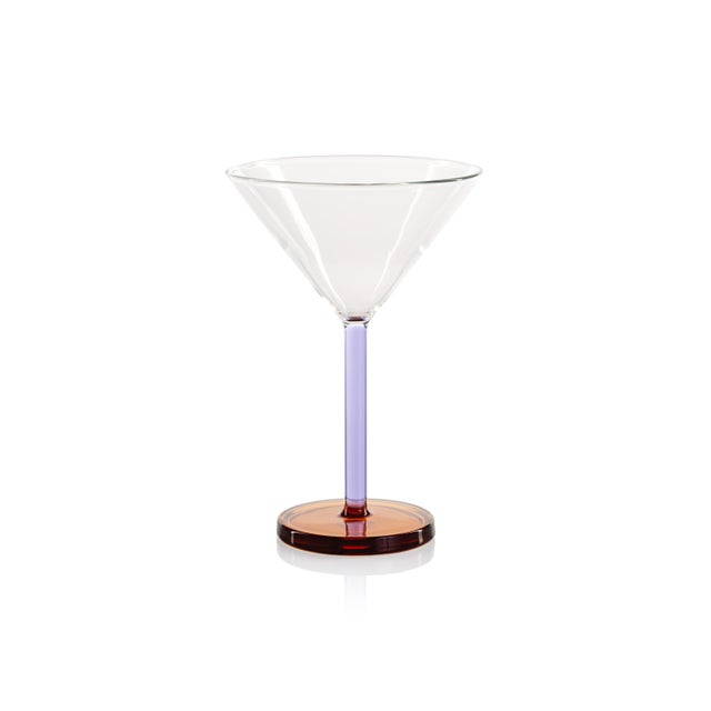 This set includes four martini glasses with an elegant design, perfect for enhancing the drinking experience of your mixed...