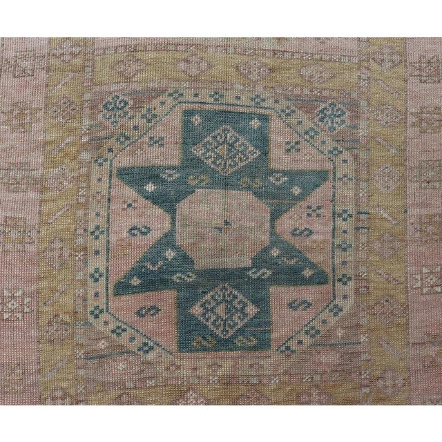 Early 20th Century Antique Turkish Oushak Runner With Star Medallion Design in Pastel Tones For Sale - Image 5 of 10