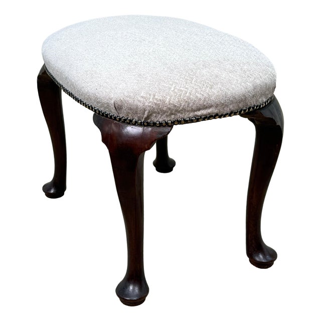 Early 18th Century George I Oval Walnut Stool, 1720 For Sale - Image 4 of 12