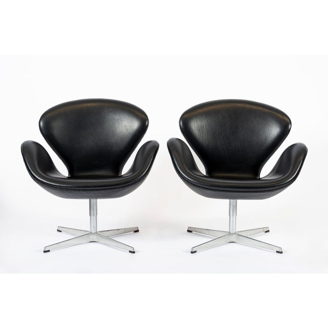 Mid Century Danish Black Leather Swan Chairs by Arne Jacobsen for Fritz Hansen For Sale - Image 11 of 14