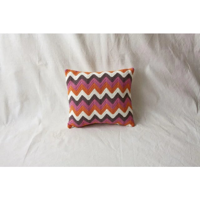 Multi-Colored Zig Zag Geométrica Cushion from Com Raiz For Sale - Image 4 of 4
