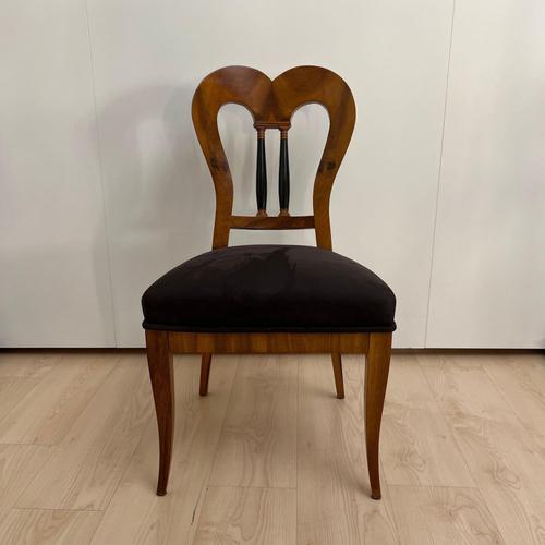 Beautiful set of 4 Biedermeier balloon chairs from Franconia, Germany around 1825. Walnut veneered on beech and oak in...
