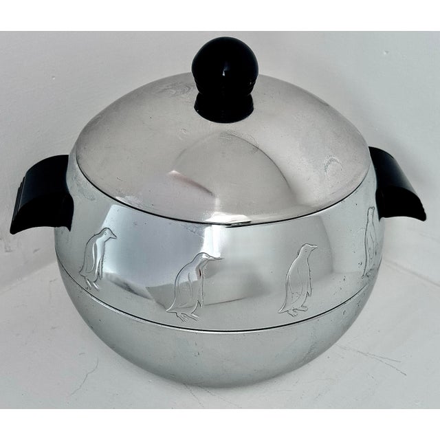 Mid 20th Century Iconic MCM Vintage West Bend Penguin Hot & Cold Server/Ice Bucket- Chrome Finish, Embossed Penguin Designs, & Tortoiseshell Brown Bakelite Handles For Sale - Image 5 of 10