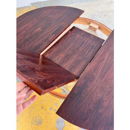 This round dining table is an exceptional design object from the 1970s, combining the technological enthusiasm of the...