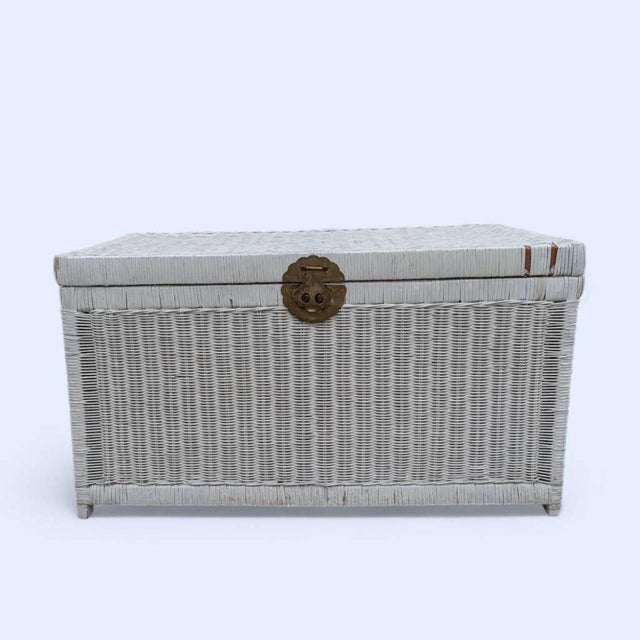 Vintage White Wicker Storage Trunk With Brass Hardware, Coastal, Rattan For Sale - Image 9 of 17