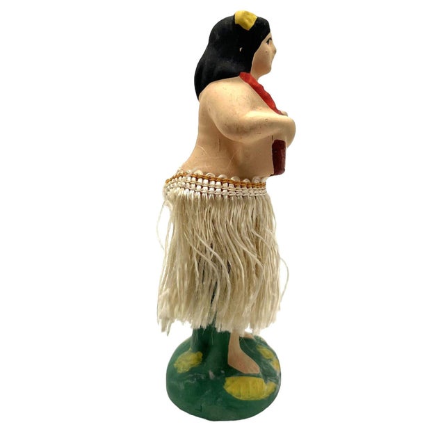 Mid 20th Century Ceramic Hawaii Hula Girl Dancing Ukulele Player Bobble Doll For Sale - Image 4 of 10