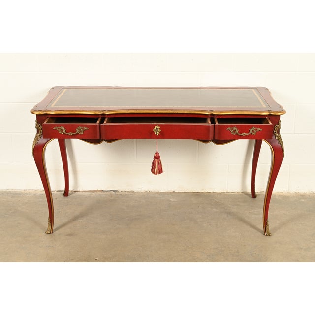 1980s John Widdicomb French Louis XV Red Lacquered Leather Top Bureau Plat Desk With Mounted Bronze Ormolu For Sale - Image 5 of 13