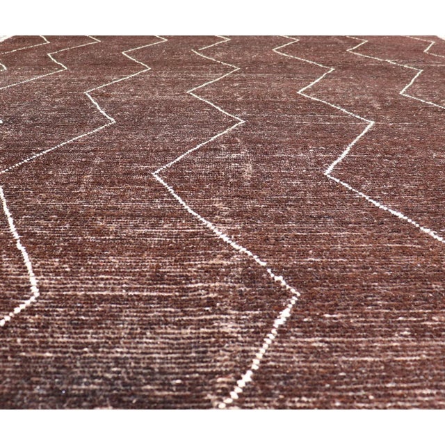 Tribal Brown Modern Causal Contemporary Rug in Moroccan Zig-Zag Design in Cream For Sale - Image 3 of 11