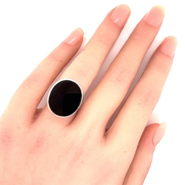 Gucci Gucci Oval Onyx 18k White Gold Ring - Size 6 For Sale - Image 4 of 10