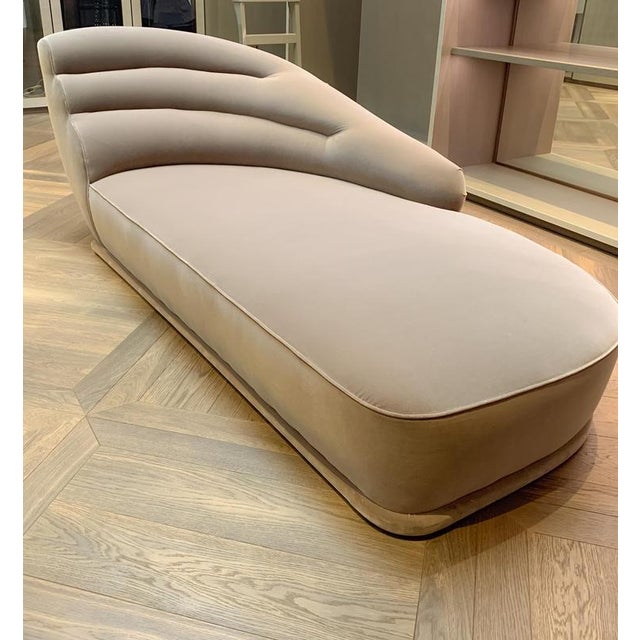 A striking and generously scaled Hollywood Regency style chaise longue by Promemoria, handcrafted in Italy in the early...