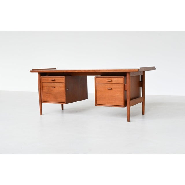 Mid-Century Modern Model 207 Writing Desk in Teak by Arne Vodder for Sibastm 1960 For Sale - Image 3 of 18