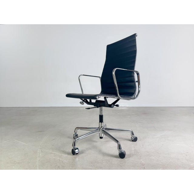 Vitra EA 119 Office Chair by Charles & Ray Eames for Vitra For Sale - Image 4 of 11