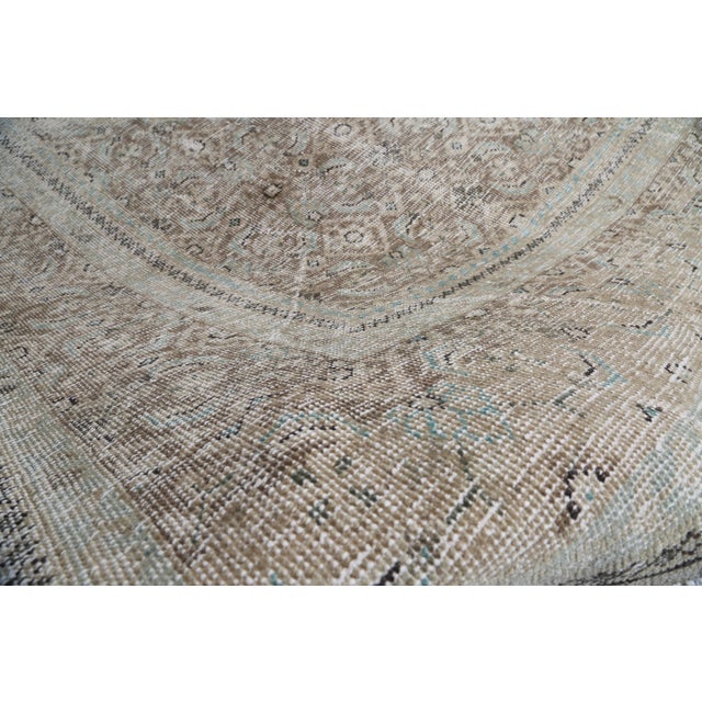 Oversized Antique Persian Kaskay Rug – Intricate Lattice Design in Soft Neutrals 9' 5'' X 12 ' 11'' For Sale In Tampa - Image 6 of 11