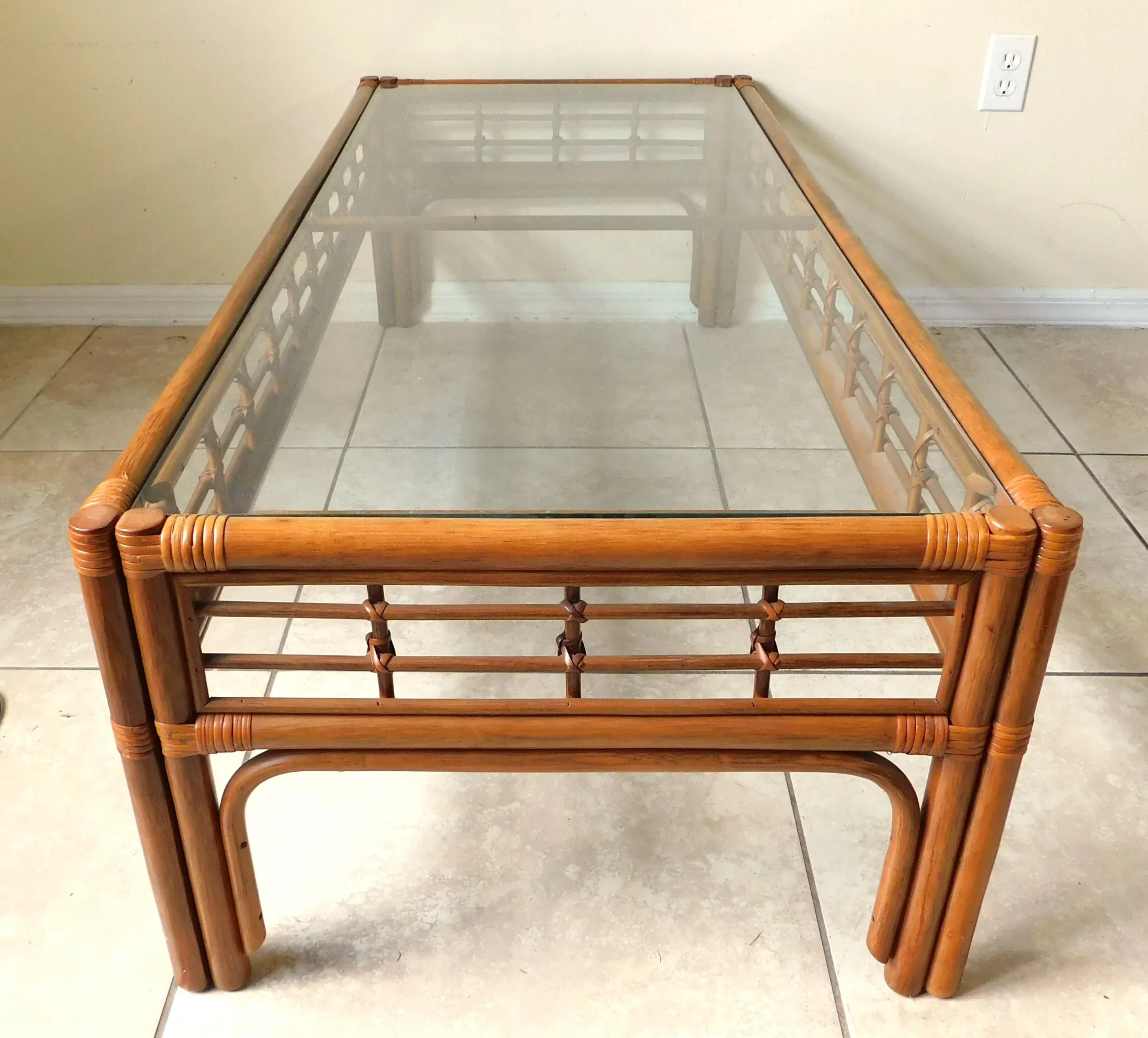 センターテーブル・ローテーブル Vintage Rattan and Glass Top Table Vintage Mid Century Rattan Bamboo & Wicker Glass Top Coffee Table