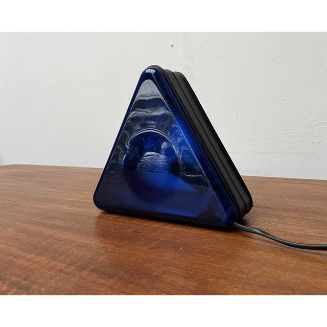 Postmodern Italian Triangular Table Lamp by Daniels Design for Ottika, 1980s For Sale - Image 4 of 18