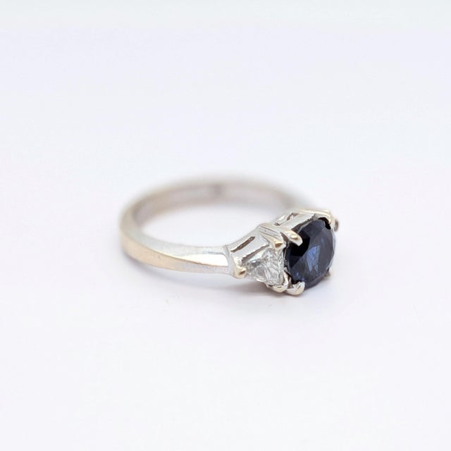 Late 20th Century 18k White Gold Ring With Gia Round Blue Sapphire & Trillion Diamonds - Size 5.5 For Sale - Image 9 of 9