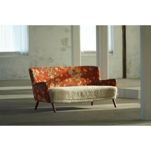 1950s Mid-Century Modern Danish Curved Sofa in Floral Fabric and Lambswool, 1960s For Sale - Image 5 of 17