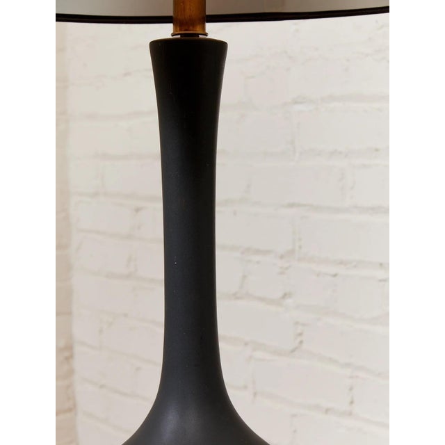 1960s Mid Century Modern American Black Ceramic Lamp With Brass and Wood Base For Sale In Los Angeles - Image 6 of 9