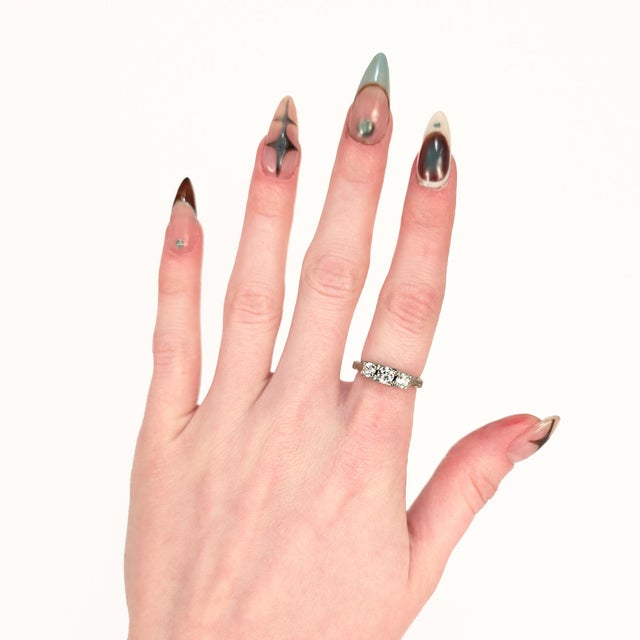 18k White Gold & Three Stone Old European Cut 0.82± Ct Diamond Ring For Sale - Image 4 of 15