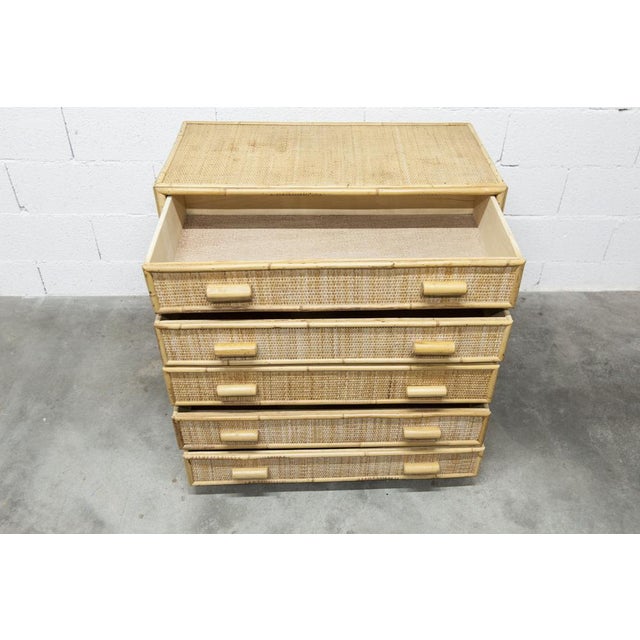 1970s rattan chest of drawers with 5 drawers. This chest of drawers is in very good condition. All 5 drawers slide perfectly.