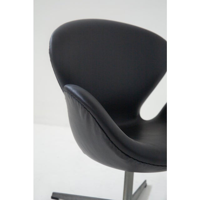 Swan Chair in Black Leather by Arne Jacobsen for Fritz Hansen 1970s, in Flawless conditions. Designed 1970 to 1979 This...