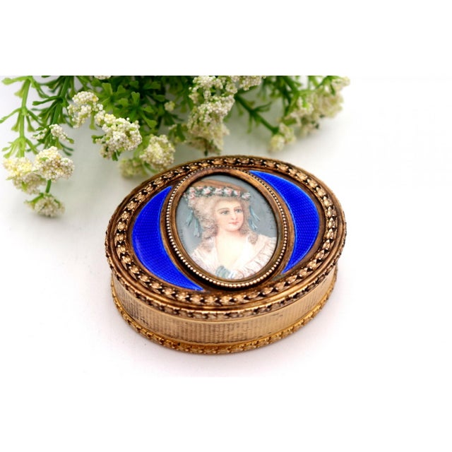 Snuff Box in Gilded Silver with Frieze, in Good conditions.