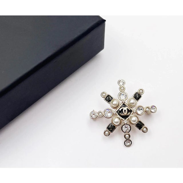 *Marked 19 *Made in Italy *Comes with the original pouch and original box – It is approximately 1.5″ x 1.5″. -Very classic...