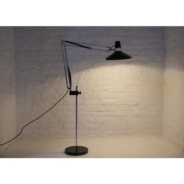 Large foot lamp, adjustable, edition of the 70s in the taste of Anvia H max 176 x W (= arm) 66 cm x D 28 cm (= reflective...