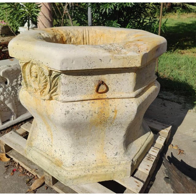 Spectacular Venetian Botticino marble well, 18th century Elegant and delightful octagonal Botticino marble well, featuring...