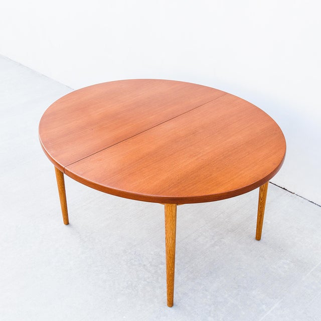 Mid-Century Modern 1960s Scandinavian Teak & Oak Expandable Dining Table by Hvidt & Molgaard-Nielsen For Sale - Image 3 of 12