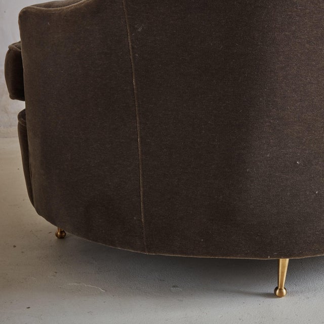 Curved 3-Seat Sofa in Chestnut Mohair, Italy 1950s For Sale - Image 10 of 11