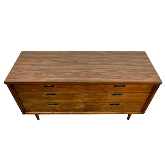 Brass 1970s Mid Century Modern 6 Drawer Dresser With Sculpted Base and Brass-Toned Pulls For Sale - Image 8 of 9