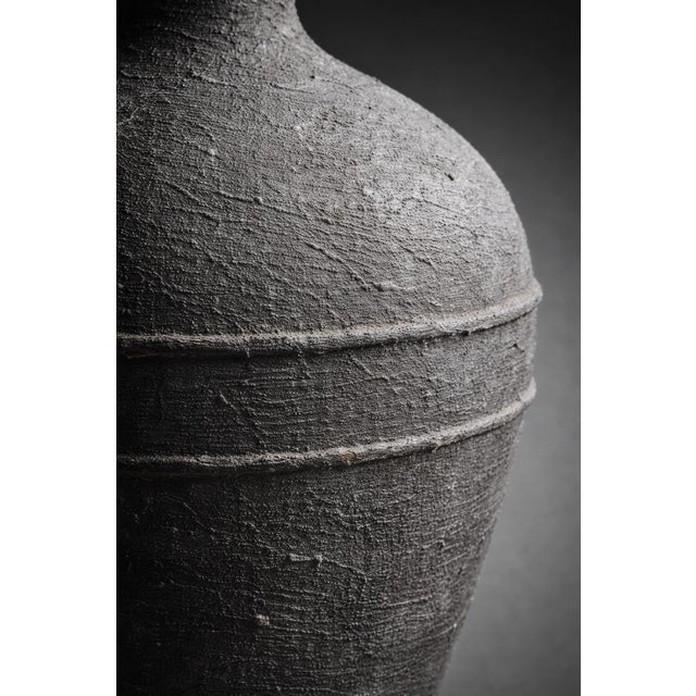 Late 20th Century Late 20th Century Pair of Organic Modern Sculptural Floor Vessels – Textured Charcoal Studio Style (25" & 18") For Sale - Image 5 of 12