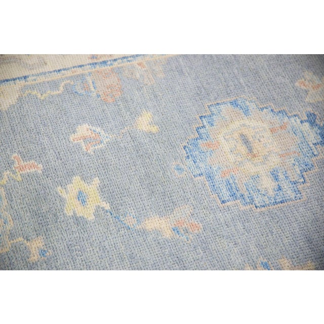 This modern Turkish Oushak rug is a stunning piece of art that has been handwoven using traditional techniques by skilled...