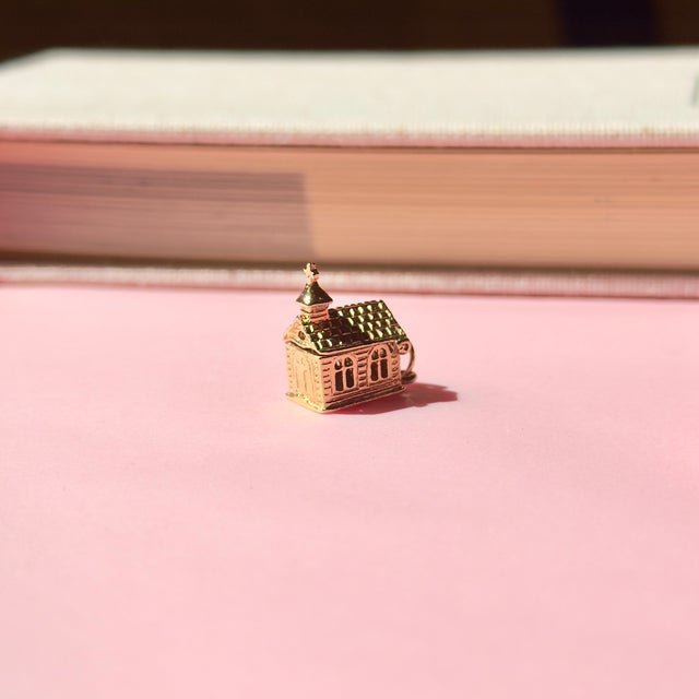 Vintage 1950s 14k Articulating Couple in a Chapel Charm, Bride and Groom, Church, For Sale - Image 10 of 14