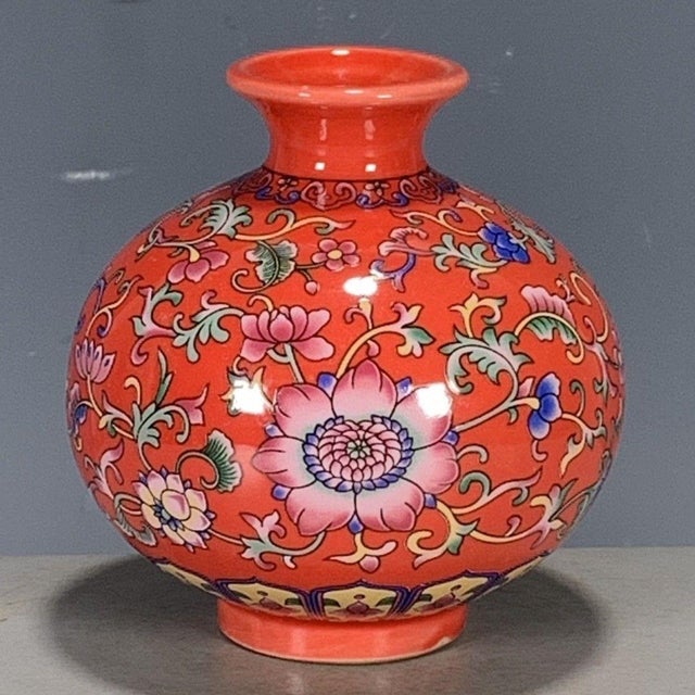Dimensions: Height 9.5cm (3.74") x Diameter 9cm (3.54") Material: Glazed Porcelain, Famille Rose Enamel Style: Chinese,...
