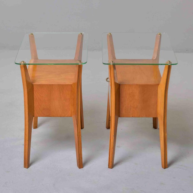 1950s Pair of Italian Mid-Century Blonde Walnut Bedside Tables With Elevated Glass Tops For Sale - Image 5 of 12