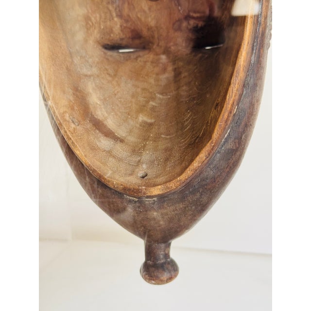 20th Century Baule Portrait Mask in Lucite Museum Display For Sale - Image 10 of 10