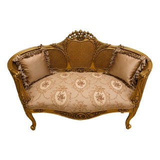 French Louis XV Style Settee – Gilded Gold Leaf Frame With Elegant Cream Damask & Accent Cushions For Sale