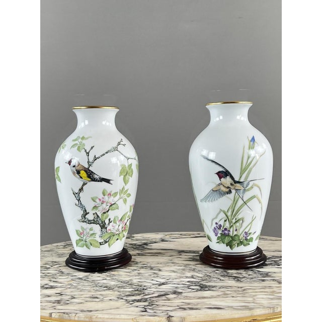 20th Century Porcelain The Meadowland Bird Vase from Franklin Porcelain, 1980s, Set of 2 For Sale - Image 4 of 10