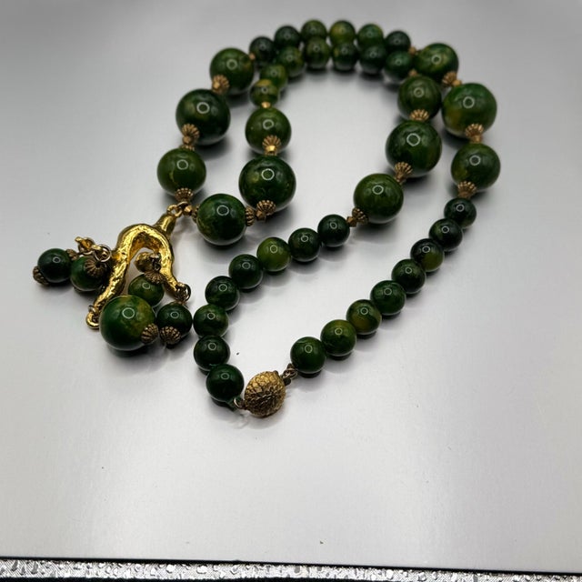 1950s Bakelite Pendant Necklace With Green and Yellow Marbled Beads and a Gold Tone Monkey Pendent Holding Beads Excellent Pre Owned Condition For Sale In Dallas - Image 6 of 12