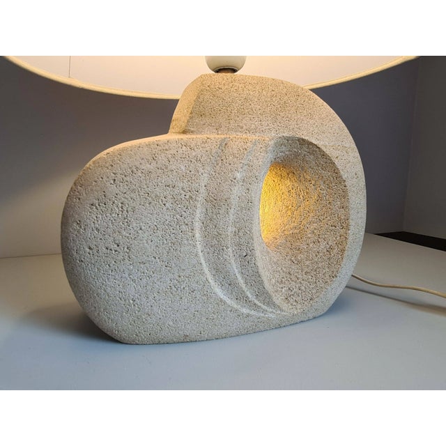 1960s Mid-Century French Sculpture Lamp in White Stone in the style of Albert Tormos, France, 1960s For Sale - Image 5 of 8