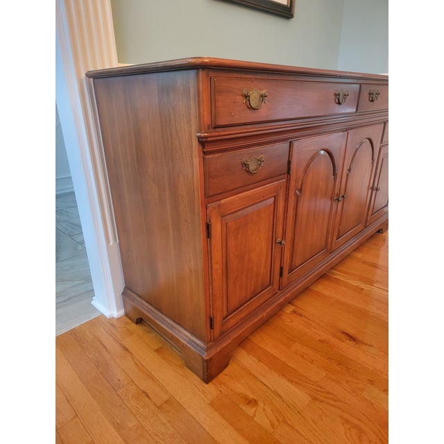 1970s 1971 Pennsylvania House Solid Cherry Sideboard Buffet Credenza (Van Sciver Retailer) For Sale - Image 5 of 10