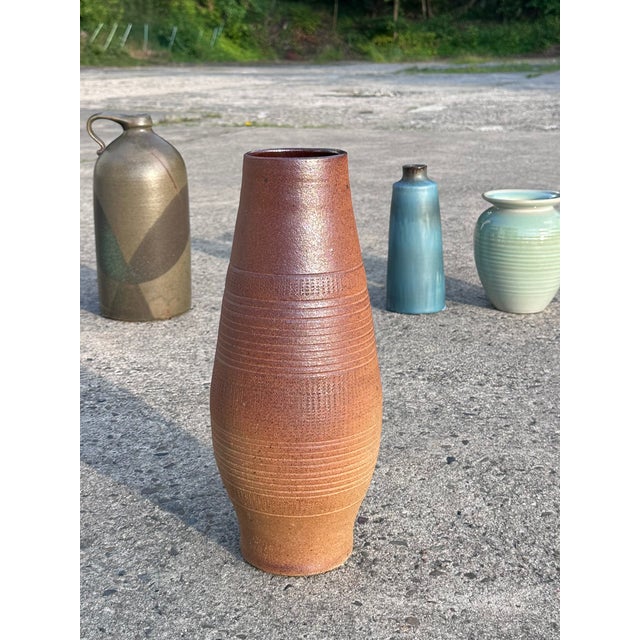Floor Vase with Incised Decoration from VEB Steingut, GDR / Germany, 1950s For Sale - Image 17 of 18