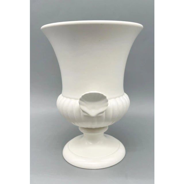 Wedgwood Mid-Century Wedgwood White Porcelain Urn Vase With Shell Handles – Neoclassical / English Traditional / Coastal Regency For Sale - Image 4 of 13