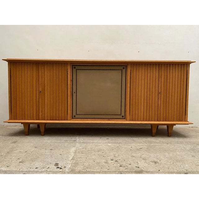 Exceptional piece of furniture in oak and oak veneer very lightly sanded. Sideboard for a gallery, unique piece by de...