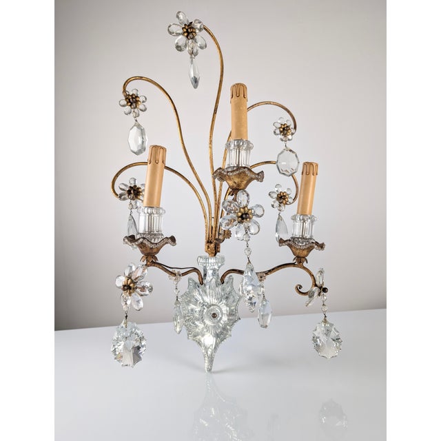 Elegant Italian wall light from the mid-20th century made of gold metal and cut glass in the style of the most refined...