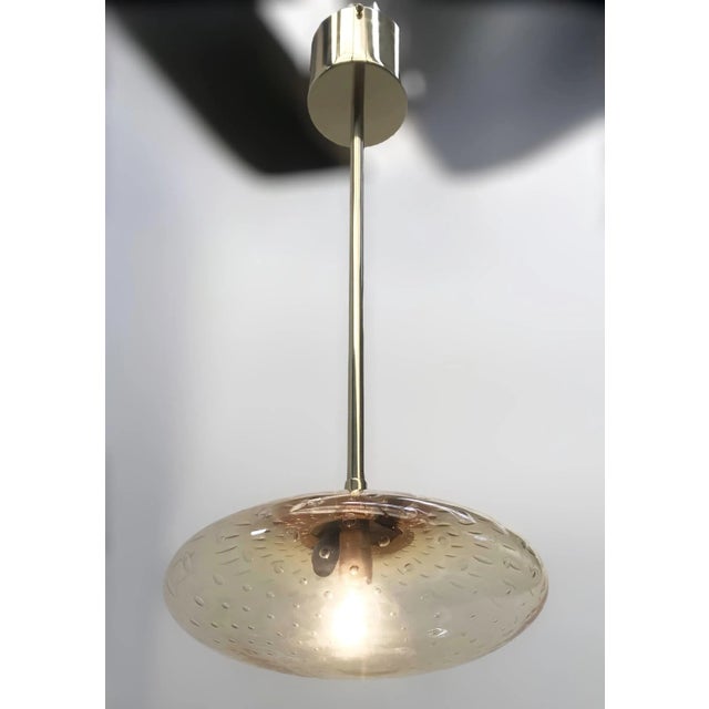 Italian Uno Polished Brass Amber Bubbles Murano Glass Shade Pendant by Fabio LTD For Sale - Image 6 of 7