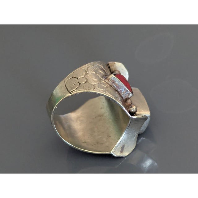 Mid 20th Century Vintage Turquoise and Coral Ring With Western Flair, Size 8 For Sale - Image 5 of 5