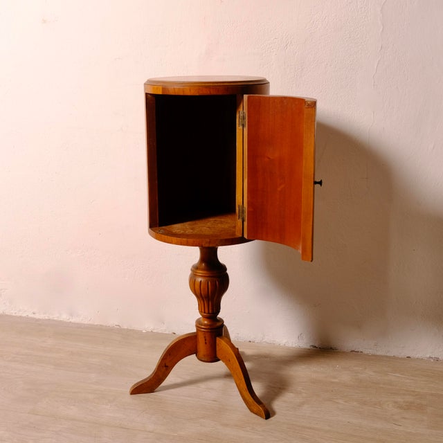 Antique wooden pedestal bedside table from the early 1900s, with door. Dimensions: Height 83 cm Diameter 33 cm